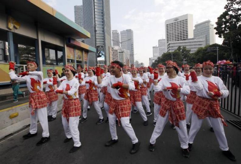 ■印尼首都耶加達的民眾前日大跳傳統舞蹈Poco Poco Dance,為亞運會宣傳造勢。美聯社 ■印尼首都耶加達的民眾前日大跳傳統舞蹈Poco Poco Dance,為亞運會宣傳造勢。美聯社