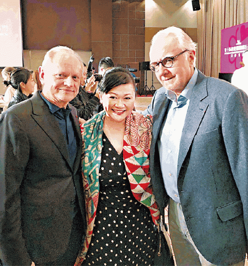 ■謝嫣薇與兩名法國名廚Joel Robuchon及 Alain Ducasse(右)的合照,令人稱羨。 ■謝嫣薇與兩名法國名廚Joel Robuchon及 Alain Ducasse(右)的合照,令人稱羨。