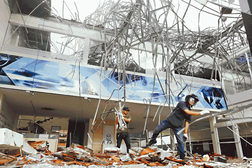 ■地震後一日,工人出動清理一幢建築物的瓦礫。 美聯社■北龍目島的醫院外擺放了地震死者遺體。 路透社 ■地震後一日,工人出動清理一幢建築物的瓦礫。 美聯社■北龍目島的醫院外擺放了地震死者遺體。 路透社