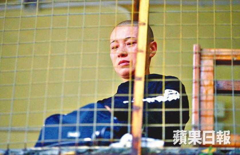 ■定慧寺遭頒令清盤當日,釋智定收拾細軟離開。資料圖片 ■定慧寺遭頒令清盤當日,釋智定收拾細軟離開。資料圖片