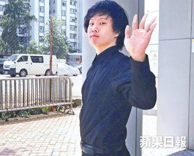 ■被告劉康稱在報紙檔購買涉案氣槍。戴國輝攝 ■被告劉康稱在報紙檔購買涉案氣槍。戴國輝攝