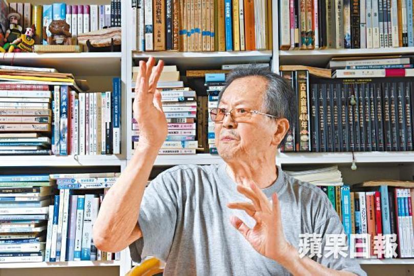 ■經歷喪子、患癌,83歲黃春明稜角沒有磨平,仍然是個鐵骨錚錚的老人。葉信菉攝■黃春明次子黃國峻生前是知名新晉作家。■黃春明經典小說《看海的日子》和《兒子的大玩偶》都曾改編成電影。■黃春明綵排兒童劇《稻草人與小麻雀》,親自演出和藹的祖父。 ■經歷喪子、患癌,83歲黃春明稜角沒有磨平,仍然是個鐵骨錚錚的老人。葉信菉攝■黃春明次子黃國峻生前是知名新晉作家。■黃春明經典小說《看海的日子》和《兒子的大玩偶》都曾改編成電影。■黃春明綵排兒童劇《稻草人與小麻雀》,親自演出和藹的祖父。