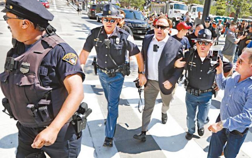 ■在前年的共和黨大會,瓊斯要由警方護送方能避過示威人群。美聯社格蘭德森 ■在前年的共和黨大會,瓊斯要由警方護送方能避過示威人群。美聯社格蘭德森