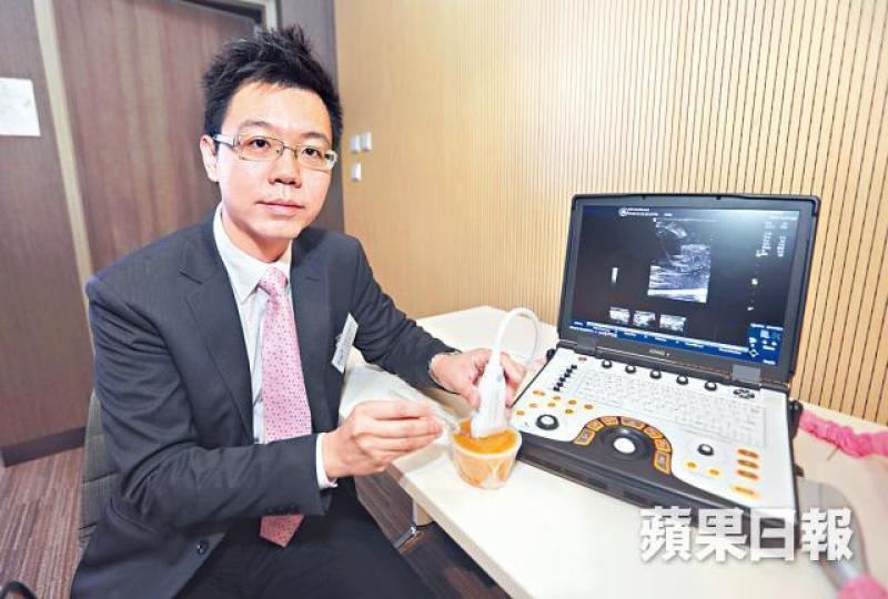 ■袁智斌醫生稱微創手術用超聲波協助引線,患者毋須縫針。 ■袁智斌醫生稱微創手術用超聲波協助引線,患者毋須縫針。