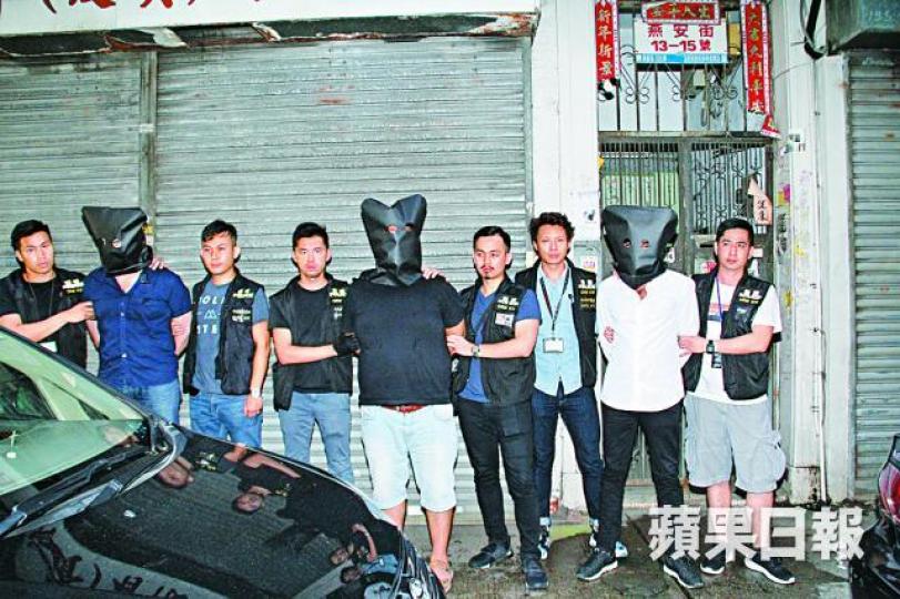 ■警方拘捕一名美籍假鈔集團主腦及兩名巴基斯坦籍成員。唐家輝攝 ■警方拘捕一名美籍假鈔集團主腦及兩名巴基斯坦籍成員。唐家輝攝