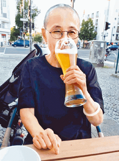 ■劉霞於柏林街頭露天餐廳開心飲啤酒。廖亦武fb圖片 ■劉霞於柏林街頭露天餐廳開心飲啤酒。廖亦武fb圖片