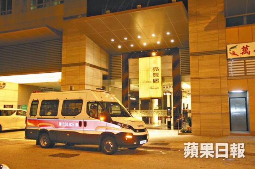 ■燒炭死亡母女同住大角嘴詩歌舞街亮賢居一個單位。 ■燒炭死亡母女同住大角嘴詩歌舞街亮賢居一個單位。