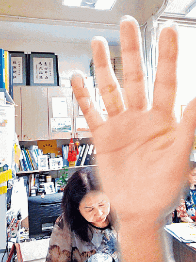 ■事主女兒曾到協會向職員歐陽美英對質,但被一男子手擋鏡頭。受訪者提供圖片 ■事主女兒曾到協會向職員歐陽美英對質,但被一男子手擋鏡頭。受訪者提供圖片