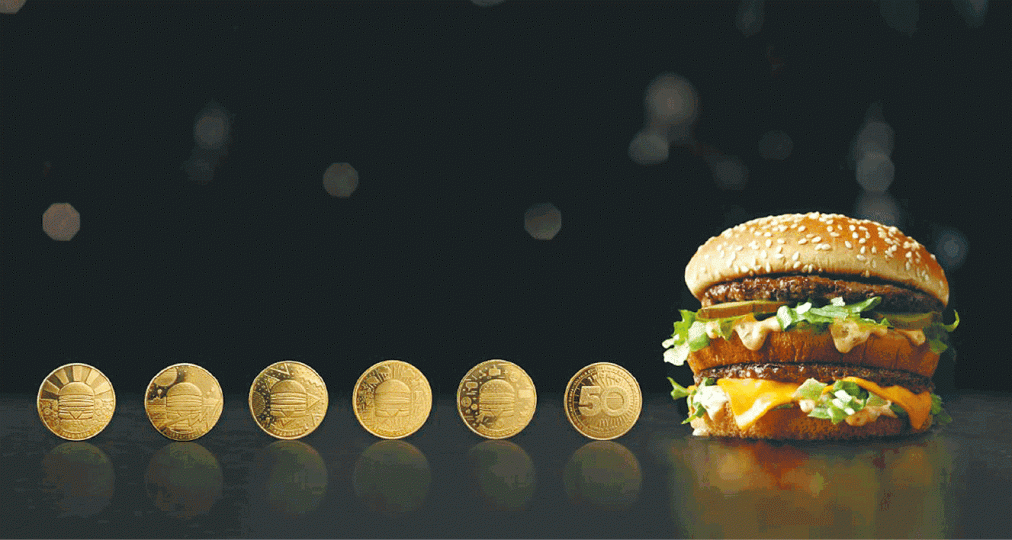 ■MacCoin全套有5款,背面設計(右)則一樣。■黑龍江有麥當勞分店排起換代幣長龍。■每枚MacCoin可免費兌換一個巨無霸。■上海有市民排隊時中暑不適。 ■MacCoin全套有5款,背面設計(右)則一樣。■黑龍江有麥當勞分店排起換代幣長龍。■每枚MacCoin可免費兌換一個巨無霸。■上海有市民排隊時中暑不適。