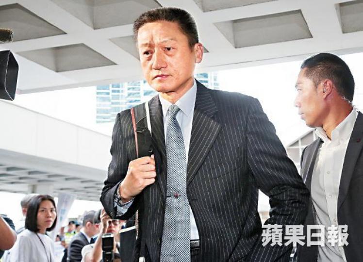■退休警司朱經緯就棍毆途人被判囚3個月一案提出上訴,昨抵達高院應訊。何頴賢攝■朱經緯於2014年傘運期間以警棍揮向鄭仲恒,過程被多間傳媒機構拍下。■朱經緯離開法庭後登上安保公司提供的「安保418車隊」返回寓所,朱則乘坐最前方的豐田七人車(箭嘴示)。莊建鑫攝 ■退休警司朱經緯就棍毆途人被判囚3個月一案提出上訴,昨抵達高院應訊。何頴賢攝■朱經緯於2014年傘運期間以警棍揮向鄭仲恒,過程被多間傳媒機構拍下。■朱經緯離開法庭後登上安保公司提供的「安保418車隊」返回寓所,朱則乘坐最前方的豐田七人車(箭嘴示)。莊建鑫攝