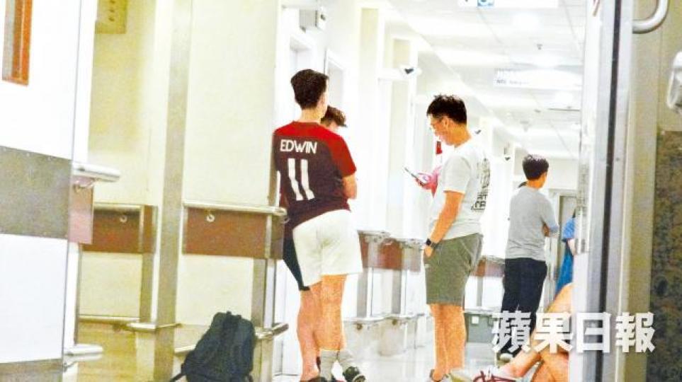 ■多名親友在醫院守候,顯得憂心忡忡。李家傑攝■余德丞被稱為新一代男神。余德丞fb圖片 ■多名親友在醫院守候,顯得憂心忡忡。李家傑攝■余德丞被稱為新一代男神。余德丞fb圖片