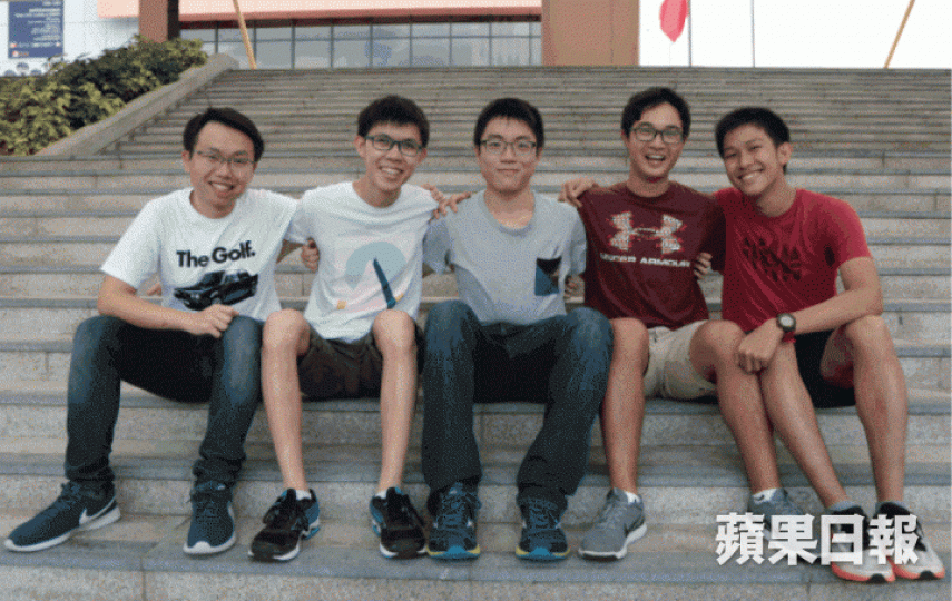 ■尖子Bryan傅霆軒(中)稱,昨天是大家最後一次以中學生身份踩單車,故彼此都特別珍惜,「大家(日後)各散東西,點都會難約啲。」張柏基攝■曉汶因學業壓力患抑鬱,幸得班主任發現帶往求診才走出陰霾。 ■尖子Bryan傅霆軒(中)稱,昨天是大家最後一次以中學生身份踩單車,故彼此都特別珍惜,「大家(日後)各散東西,點都會難約啲。」張柏基攝■曉汶因學業壓力患抑鬱,幸得班主任發現帶往求診才走出陰霾。