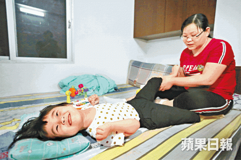 ■5歲小奕現時只會吃喝,只會笑,其他甚麼都不懂。■小奕(右)滿月時注射疫苗後患上腦癱。■陳煜耗盡心力傾家蕩產為女治病,現時亦患上面癱。 ■5歲小奕現時只會吃喝,只會笑,其他甚麼都不懂。■小奕(右)滿月時注射疫苗後患上腦癱。■陳煜耗盡心力傾家蕩產為女治病,現時亦患上面癱。
