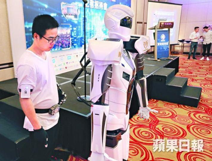 ■科學園公司在電腦節記者會展示改良版機械人。方國成攝■有參展商昨示範「擴增實境」(AR)手機遊戲。馬泉崇攝 ■科學園公司在電腦節記者會展示改良版機械人。方國成攝■有參展商昨示範「擴增實境」(AR)手機遊戲。馬泉崇攝