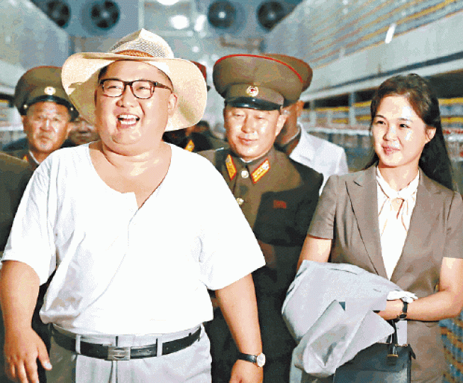 ■金正恩與夫人李雪主(右)一同視察海鮮醬加工廠。 ■金正恩與夫人李雪主(右)一同視察海鮮醬加工廠。