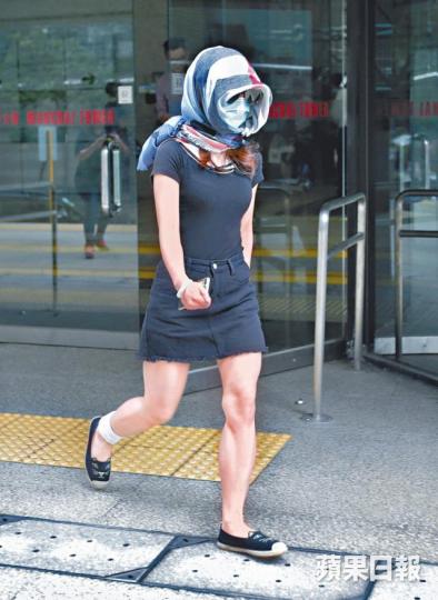■愛以短裙示人的游祖怡,曾投訴傳媒拍得她腳太粗。■女被告游祖怡串謀勒索及刑毀罪成昨被判監。黃耀興攝 ■愛以短裙示人的游祖怡,曾投訴傳媒拍得她腳太粗。■女被告游祖怡串謀勒索及刑毀罪成昨被判監。黃耀興攝