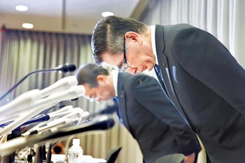 ■鈴木車廠社長鈴木俊宏(右)在記者會為測試造假鞠躬謝罪。■歐洲和日本車廠都爆測試造假醜聞。資料圖片 ■鈴木車廠社長鈴木俊宏(右)在記者會為測試造假鞠躬謝罪。■歐洲和日本車廠都爆測試造假醜聞。資料圖片