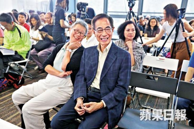 ■李柱銘(右)昨出席「『兩制』塌牆」座談會,寄語港人「守住真理」;左為李志喜。易仰民攝 ■李柱銘(右)昨出席「『兩制』塌牆」座談會,寄語港人「守住真理」;左為李志喜。易仰民攝