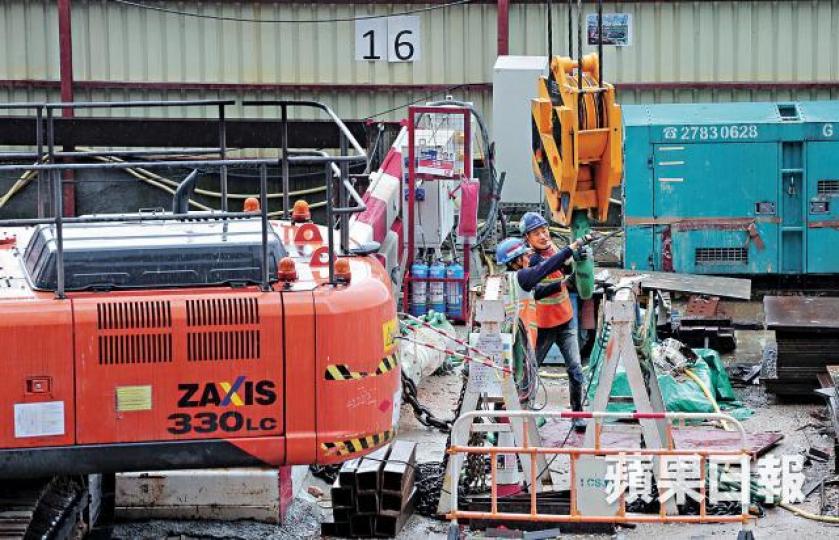 ■會展站前日宣佈停工,昨仍有工人出入地盤。何頴賢攝國產風力鑽機 本港不少工程均會使用的鑽頭,風力會垂直吹向地面,容易影響地層結構。荷蘭製風力鑽機 出風位經過設計,風力可橫向排出,再沿外圍鐵管或樁柱向上流,不會影響地層。 ■會展站前日宣佈停工,昨仍有工人出入地盤。何頴賢攝國產風力鑽機 本港不少工程均會使用的鑽頭,風力會垂直吹向地面,容易影響地層結構。荷蘭製風力鑽機 出風位經過設計,風力可橫向排出,再沿外圍鐵管或樁柱向上流,不會影響地層。