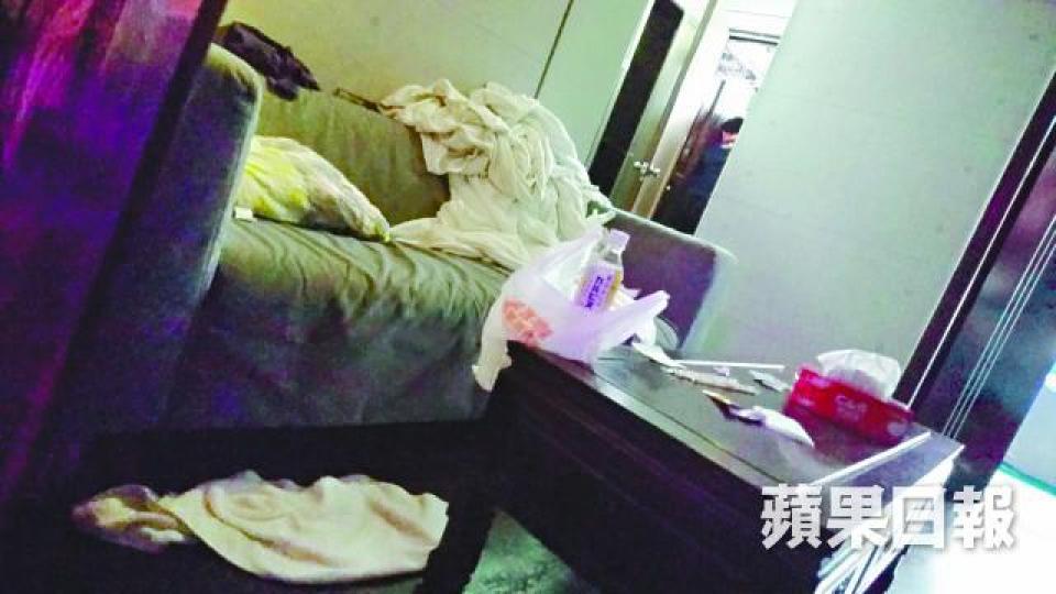 ■按摩店沙發放有大堆毛巾和床單,衞生成疑。 ■按摩店沙發放有大堆毛巾和床單,衞生成疑。