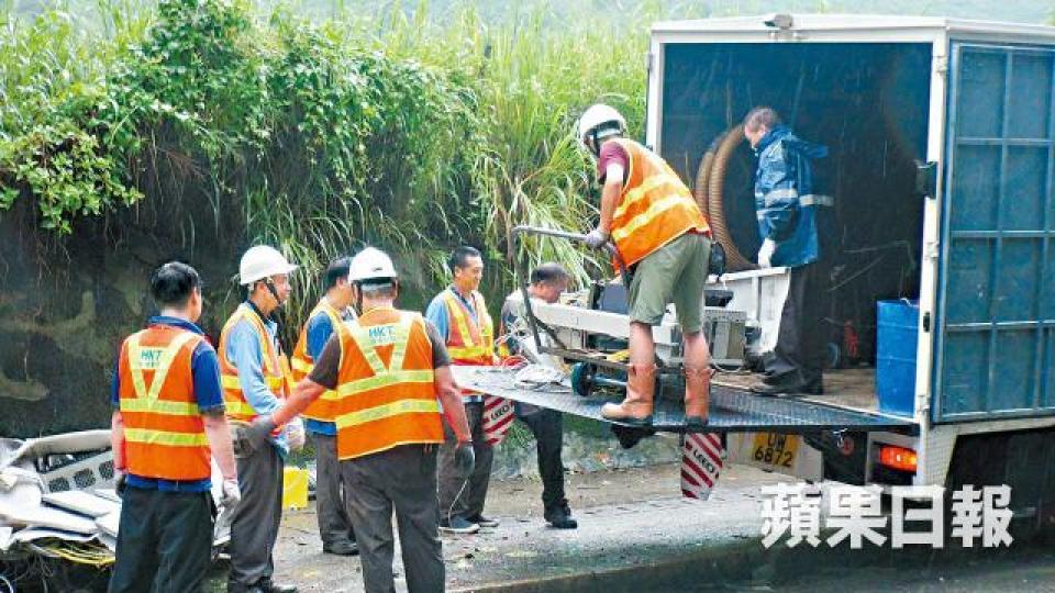 ■電訊商人員運走受損電箱搶修。翁鈺輝攝 ■電訊商人員運走受損電箱搶修。翁鈺輝攝
