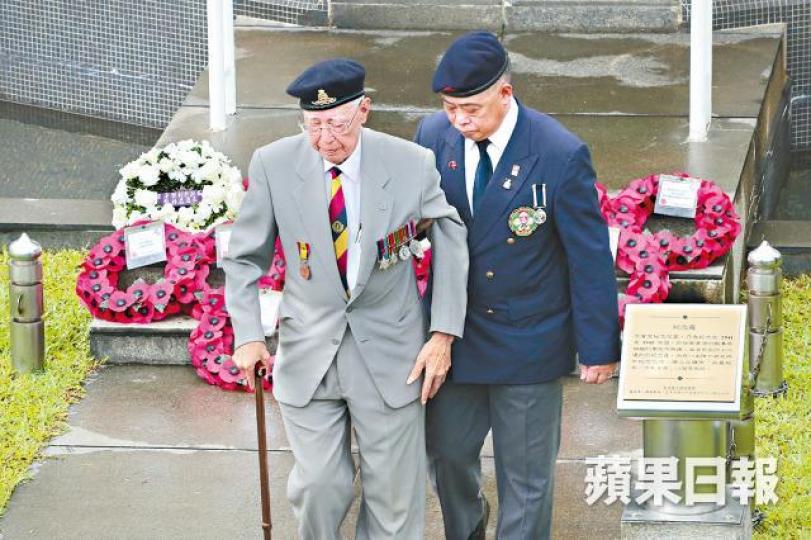 ■97歲的蔡炳堯在友人輕扶下出席重光紀念活動。何頴賢攝 ■97歲的蔡炳堯在友人輕扶下出席重光紀念活動。何頴賢攝
