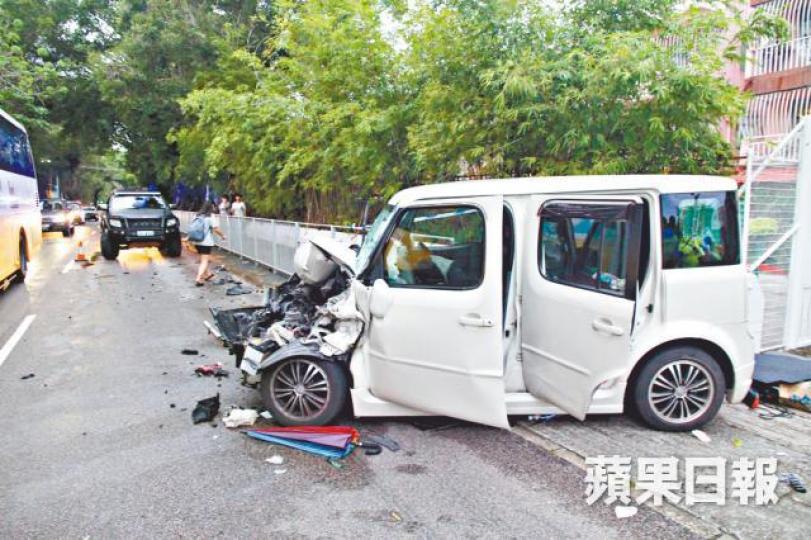 ■涉事私家車車頭嚴重損毀。■被捕司機腳部受傷,在現場接受治療後拒送院。 ■涉事私家車車頭嚴重損毀。■被捕司機腳部受傷,在現場接受治療後拒送院。