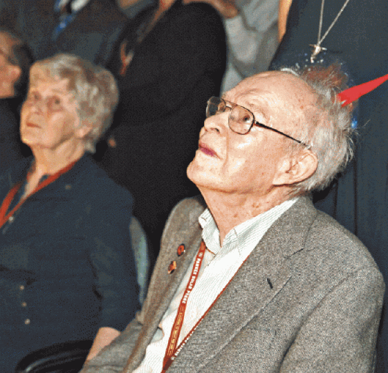 ■帕克(右)親身觀看太陽探測器升空。 美聯社 ■帕克(右)親身觀看太陽探測器升空。 美聯社
