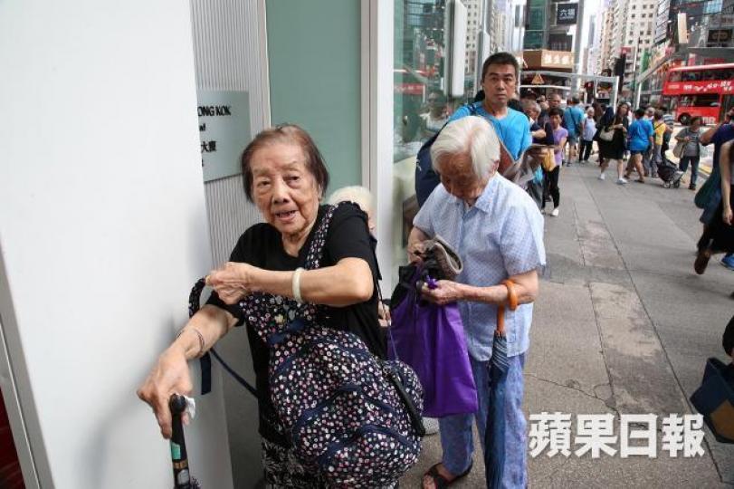 ■長者買年金前,應想一想未來是否有緊急資金需要,不宜將所有資金倒落公共年金。 資料圖片 ■長者買年金前,應想一想未來是否有緊急資金需要,不宜將所有資金倒落公共年金。 資料圖片