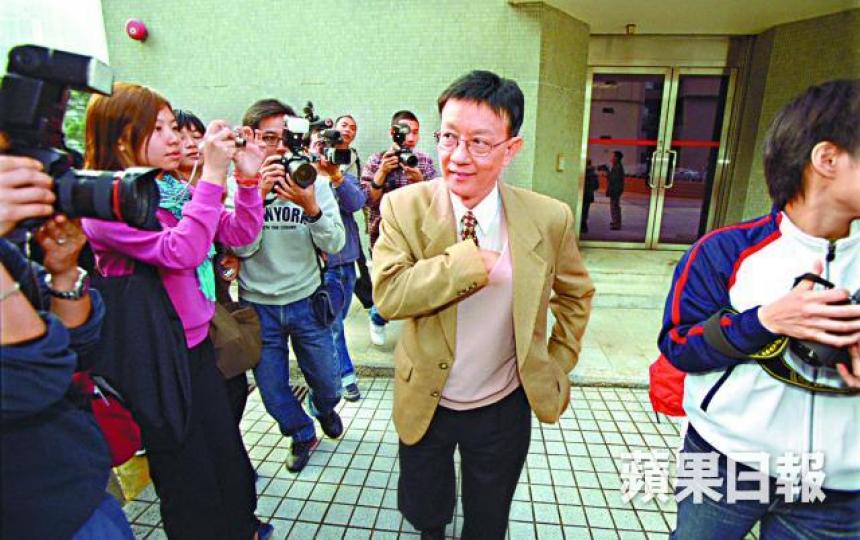 ■陳裘大2003年受賄罪成,圖為當年他到法庭聽取判決。 ■陳裘大2003年受賄罪成,圖為當年他到法庭聽取判決。