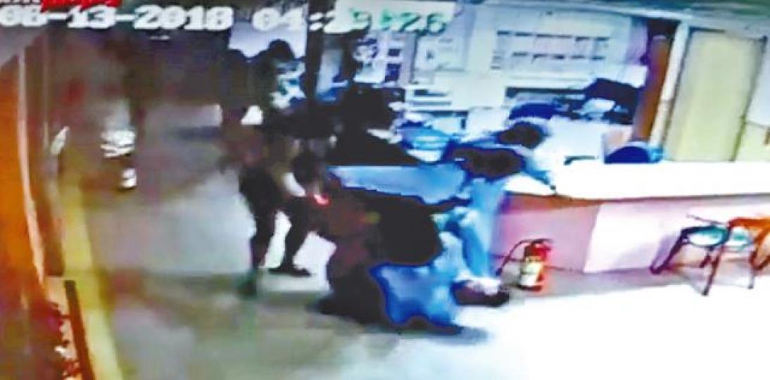 ■閉路電視可見醫護人員將病人抬離火災現場。 ■閉路電視可見醫護人員將病人抬離火災現場。