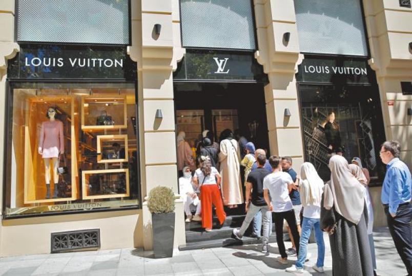 ■里拉貶值使奢侈品變得便宜,伊斯坦堡LV大排長龍。路透社■內地客到土耳其名店掃貨並展示「戰利品」。互聯網 ■里拉貶值使奢侈品變得便宜,伊斯坦堡LV大排長龍。路透社■內地客到土耳其名店掃貨並展示「戰利品」。互聯網