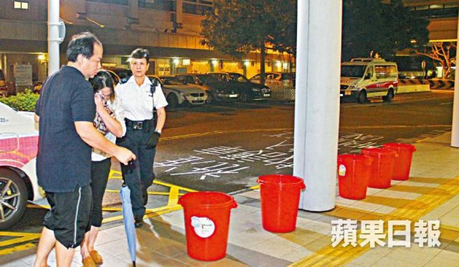 ■事主母親情緒激動,由男親友扶往醫院。黎志偉攝 ■事主母親情緒激動,由男親友扶往醫院。黎志偉攝