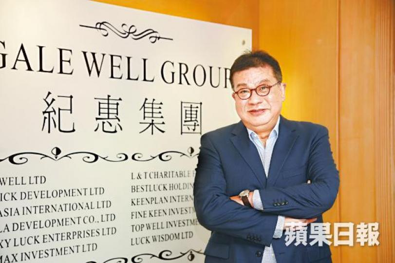 ■湯文亮稱,發表細價樓爆煲論7個月後,樓價的確曾急跌。何耀勤攝■湯文亮在2015年2月唱淡細價樓,料3個月內爆煲。■沈振盈■細價樓未有爆煲,湯文亮在福臨門設「謝輸宴」。■廖湯慧靄曾與前港督彭定康合照。■湯爆紅後,曾出版多本著作。■湯在2016年獲浸大頒授榮譽大學院士。■湯文亮與女兒湯振玲。■湯文亮與李小加(左)曾一起在港交所盃足球邀請賽出現。■湯曾與羽毛球高手李宗偉(右)在友誼賽過招。 ■湯文亮稱,發表細價樓爆煲論7個月後,樓價的確曾急跌。何耀勤攝■湯文亮在2015年2月唱淡細價樓,料3個月內爆煲。■沈振盈■細價樓未有爆煲,湯文亮在福臨門設「謝輸宴」。■廖湯慧靄曾與前港督彭定康合照。■湯爆紅後,曾出版多本著作。■湯在2016年獲浸大頒授榮譽大學院士。■湯文亮與女兒湯振玲。■湯文亮與李小加(左)曾一起在港交所盃足球邀請賽出現。■湯曾與羽毛球高手李宗偉(右)在友誼賽過招。