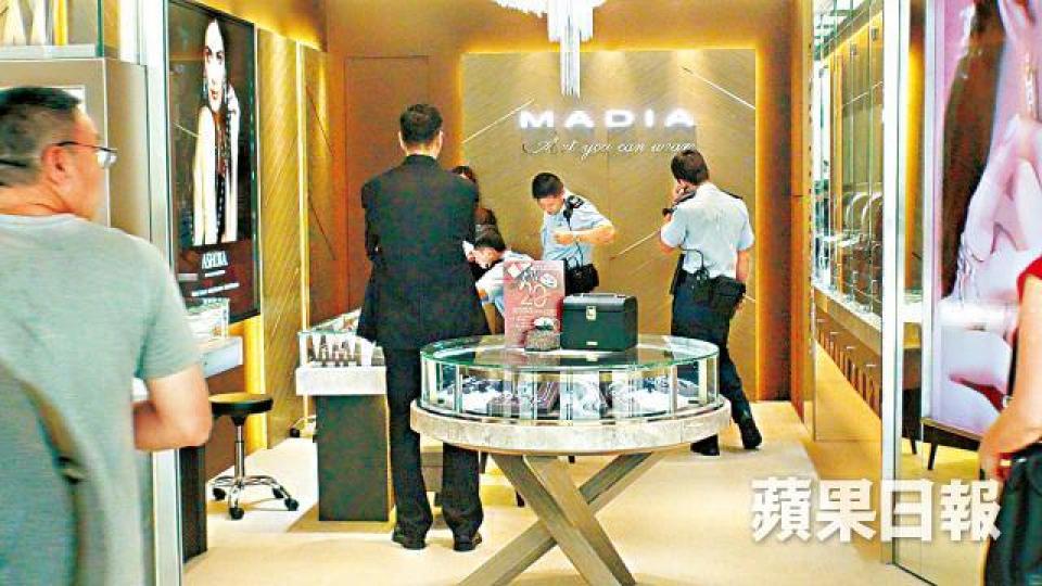 ■警員在涉事鑽飾店內調查。張培生攝 ■警員在涉事鑽飾店內調查。張培生攝