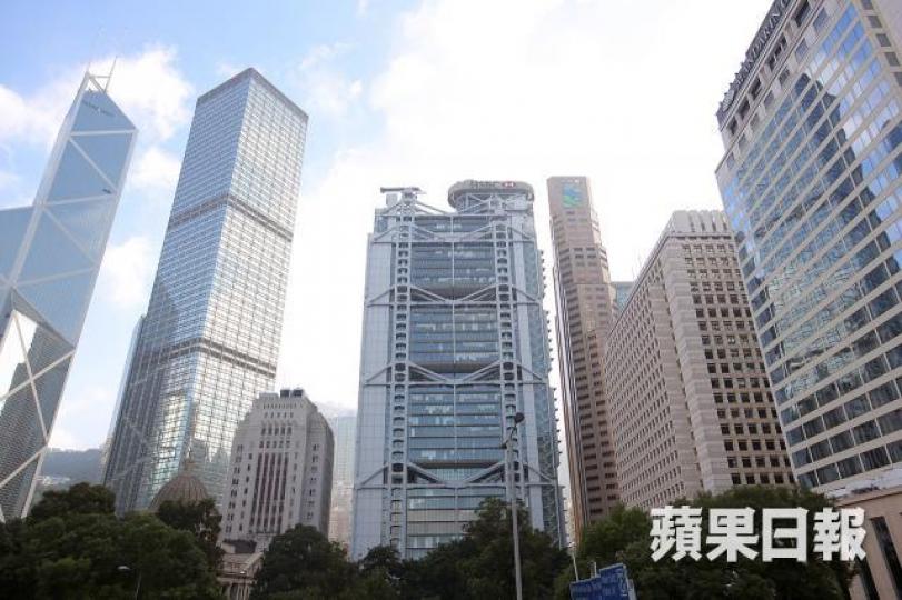 ■面對樓市即將下調,相信銀行對於按揭物業的高估價策略可能成為過去。 資料圖片 ■面對樓市即將下調,相信銀行對於按揭物業的高估價策略可能成為過去。 資料圖片
