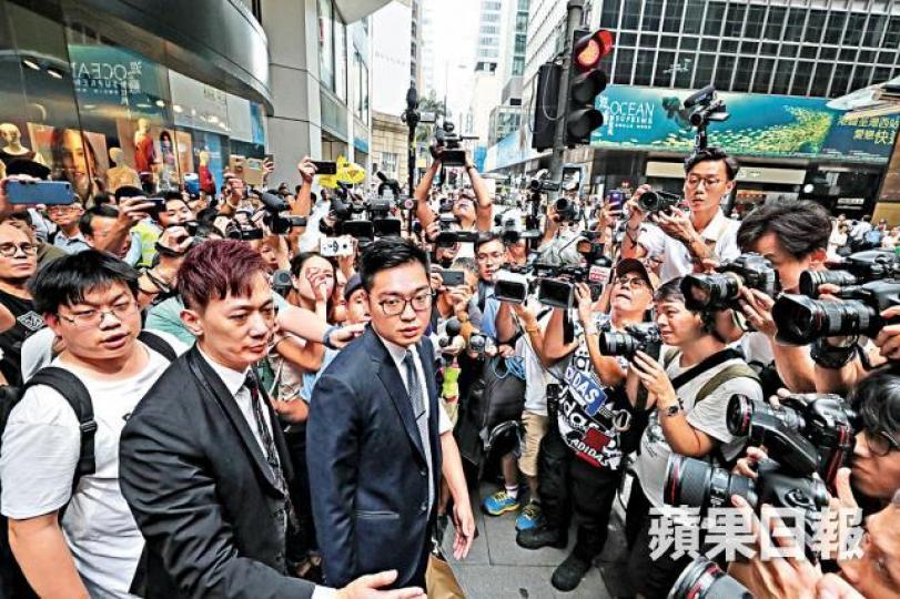 ■陳浩天演講後離開FCC，遭大批記者包圍。何家達攝