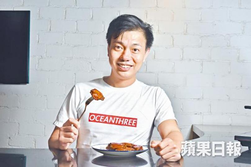■阿聰的創業路,一波三折亦不足形容。■Ocean Three八年前帶起平價生蠔潮流。黃偉傑攝■這款無激素泰國雞用了最新急凍技術,把肉汁鎖住。黃偉傑攝■Ocean Three賣雞後,由工廈走入街市地舖。 ■阿聰的創業路,一波三折亦不足形容。■Ocean Three八年前帶起平價生蠔潮流。黃偉傑攝■這款無激素泰國雞用了最新急凍技術,把肉汁鎖住。黃偉傑攝■Ocean Three賣雞後,由工廈走入街市地舖。