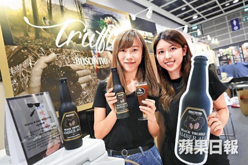 ■近年掀起手工啤熱潮,本地薑「吹啤啤」冀在美食展分杯羹。何柏佳攝■會展排隊區昨已擺滿用作霸位的紙皮。 ■近年掀起手工啤熱潮,本地薑「吹啤啤」冀在美食展分杯羹。何柏佳攝■會展排隊區昨已擺滿用作霸位的紙皮。