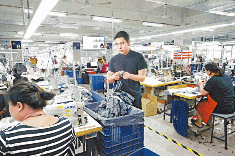 ■鄺子峰的廠房在中山,他經常都回廠親自監督製衣過程,每個工序都十分了解。■鄺子峰與太太徐綺雯2011年結婚,兒子已經兩歲。■為了拍攝宣傳短片,奧雲減肥30磅,以最fit狀態示人。■能夠與奧雲合作,與偶像零距離接觸,鄺子峰形容是夢想成真。■上星期,鄺子峰的Anifa在越南舉行活動,奧雲專程飛到當地,分享設計過程。 ■鄺子峰的廠房在中山,他經常都回廠親自監督製衣過程,每個工序都十分了解。■鄺子峰與太太徐綺雯2011年結婚,兒子已經兩歲。■為了拍攝宣傳短片,奧雲減肥30磅,以最fit狀態示人。■能夠與奧雲合作,與偶像零距離接觸,鄺子峰形容是夢想成真。■上星期,鄺子峰的Anifa在越南舉行活動,奧雲專程飛到當地,分享設計過程。