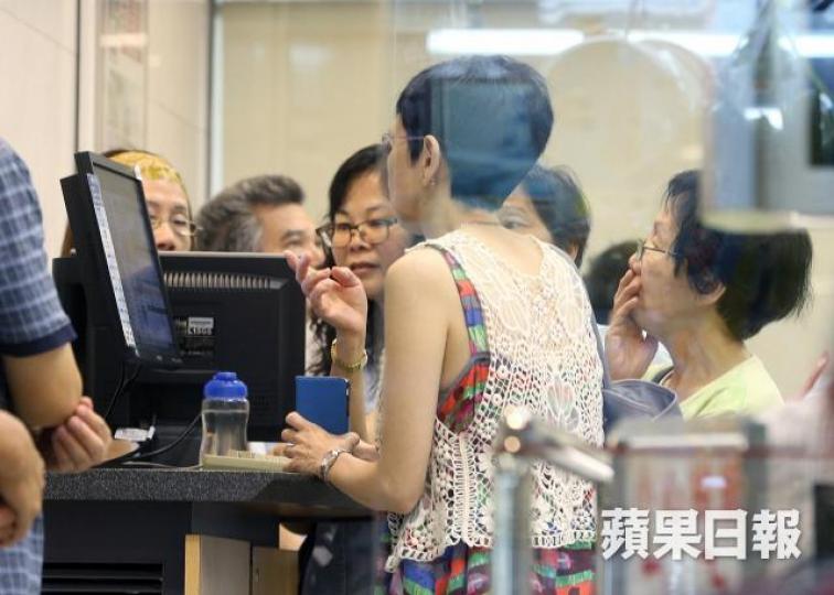 ■投資者要記得,見底並不代表之後一定會轉為升市/牛市,要抱住摸着石頭的心態操作。 資料圖片 ■投資者要記得,見底並不代表之後一定會轉為升市/牛市,要抱住摸着石頭的心態操作。 資料圖片