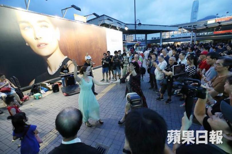 ■大媽們霸佔天星碼頭作擾民表演,令場地競爭無日無之,使用成本增加,結果出現了所謂的「租值消散」,令社會得益消失。 資料圖片 ■大媽們霸佔天星碼頭作擾民表演,令場地競爭無日無之,使用成本增加,結果出現了所謂的「租值消散」,令社會得益消失。 資料圖片