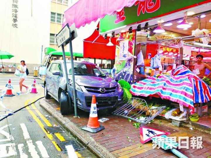 ■私家車鏟上行人路後撞向菜檔。 ■私家車鏟上行人路後撞向菜檔。