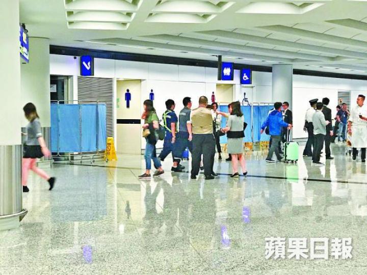 ■探員封鎖發現嬰屍的女廁調查案件。 ■探員封鎖發現嬰屍的女廁調查案件。