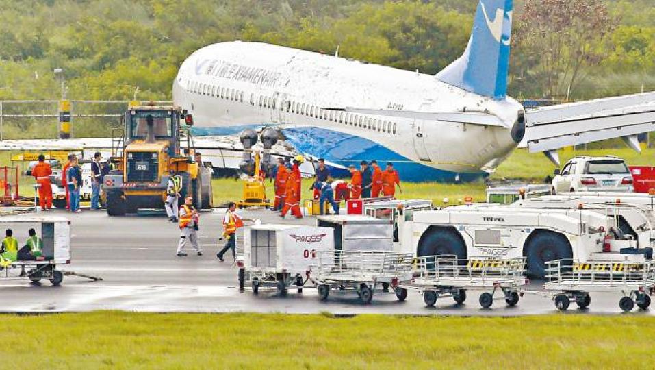 ■出事廈門航空客機衝出跑道。 美聯社 ■出事廈門航空客機衝出跑道。 美聯社