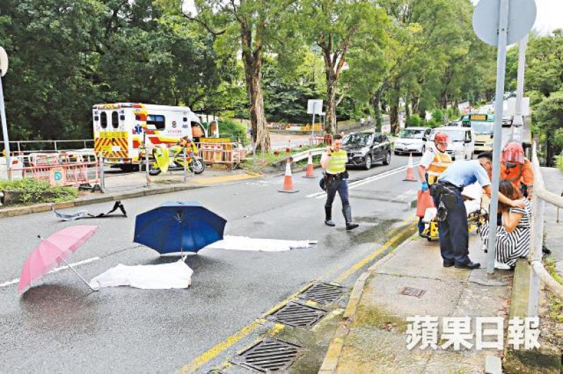 ■女童屍體被白布覆蓋,其母親坐在路旁痛哭,由警員及救護員安慰。梁瑞帆攝■七人車泵把留有女童拖鞋。 ■女童屍體被白布覆蓋,其母親坐在路旁痛哭,由警員及救護員安慰。梁瑞帆攝■七人車泵把留有女童拖鞋。