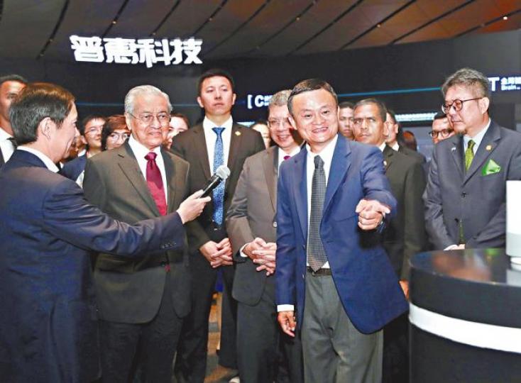 ■大馬首相馬哈蒂爾（前左二）在馬雲（前右二）陪同下，參觀阿里總部將近兩個小時。路透社■馬哈蒂爾參觀了阿里園區，一起投餵錦鯉。