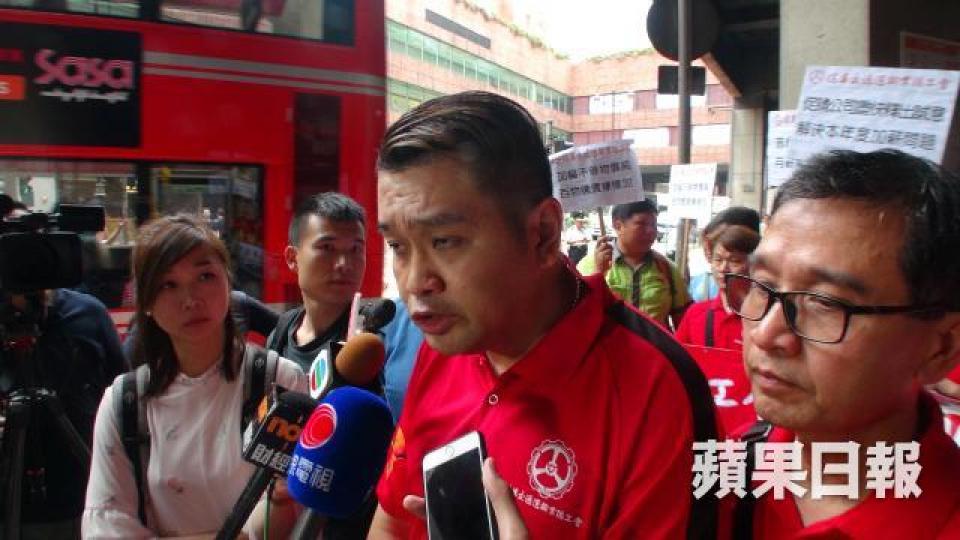 ■汽總工會九巴及龍運分會上周二不滿資方拒絕加薪5.5%,派員封閉沙田新城市廣場巴士總站出口。 ■汽總工會九巴及龍運分會上周二不滿資方拒絕加薪5.5%,派員封閉沙田新城市廣場巴士總站出口。