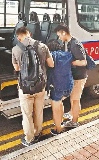 ■涉嫌在ifc盜竊及襲警的越南女子被捕。警方提供圖片 ■涉嫌在ifc盜竊及襲警的越南女子被捕。警方提供圖片