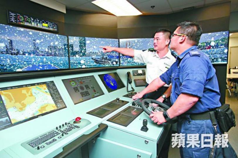 ■警輪模擬系統可讓警員練習在不同天氣情況下駕駛水警輪。李潤芳攝 ■警輪模擬系統可讓警員練習在不同天氣情況下駕駛水警輪。李潤芳攝